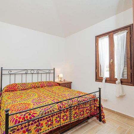 Appartamento Trilocale Le Canne 4 Posti Letto Con Giardino E Posto Auto Privato San Teodoro  Exterior photo