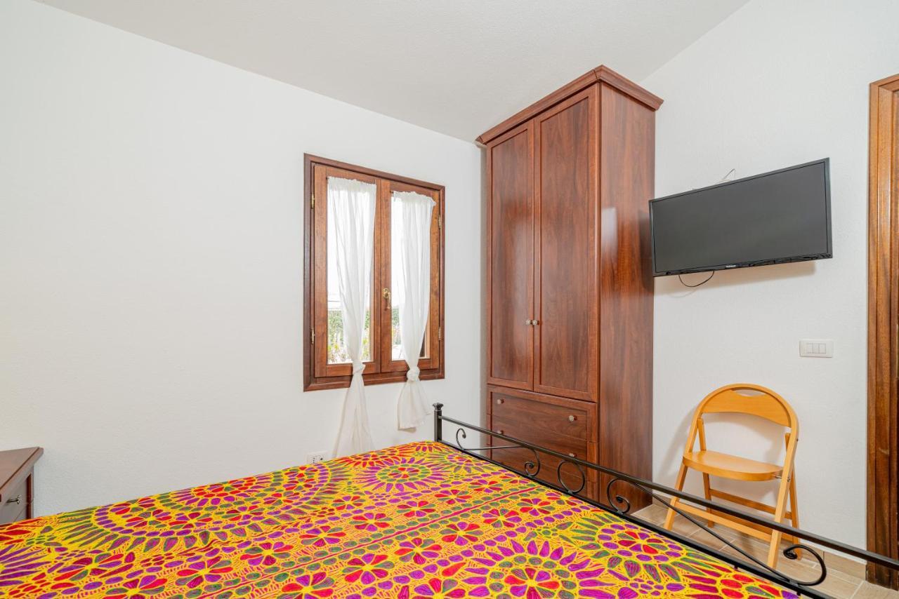 Appartamento Trilocale Le Canne 4 Posti Letto Con Giardino E Posto Auto Privato San Teodoro  Exterior photo