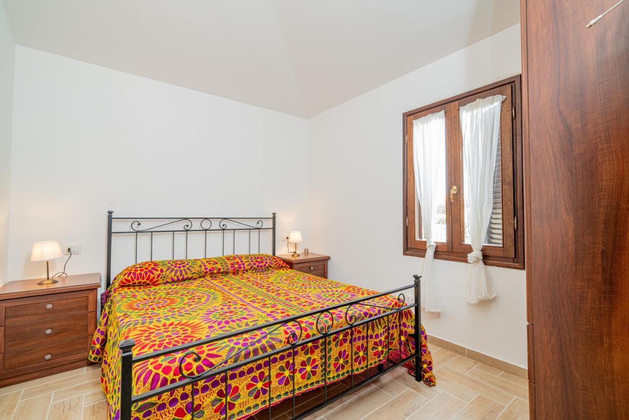 Appartamento Trilocale Le Canne 4 Posti Letto Con Giardino E Posto Auto Privato San Teodoro  Exterior photo