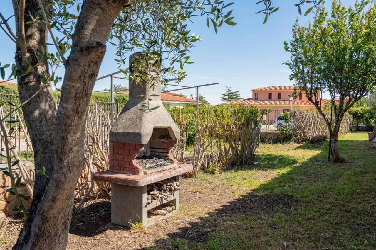 Appartamento Trilocale Le Canne 4 Posti Letto Con Giardino E Posto Auto Privato San Teodoro  Exterior photo